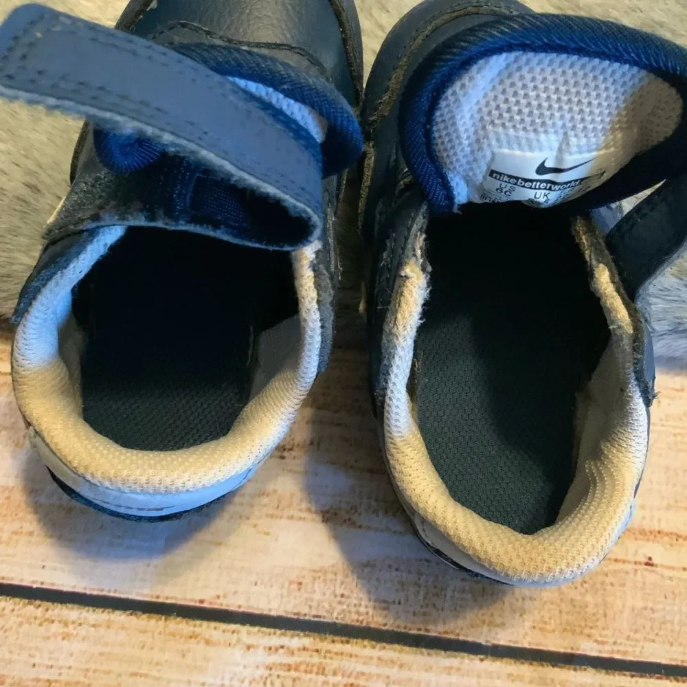 Nike Kids MD Valiant Navy Sneakers Size 6C